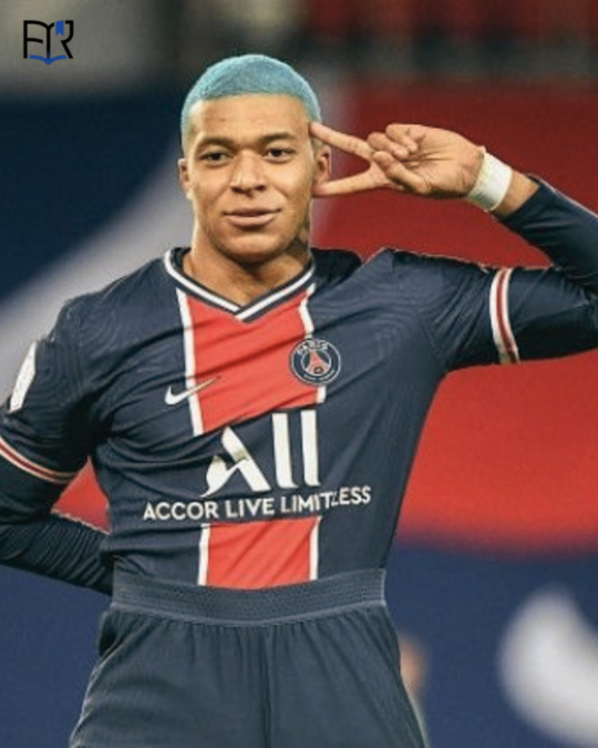 Mbappé cheveux rose